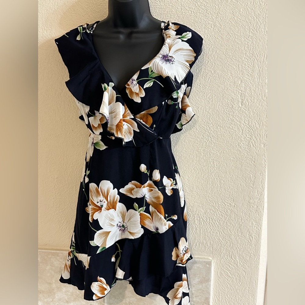 Summer Dress that was worn once, no longer fits 100% polyester